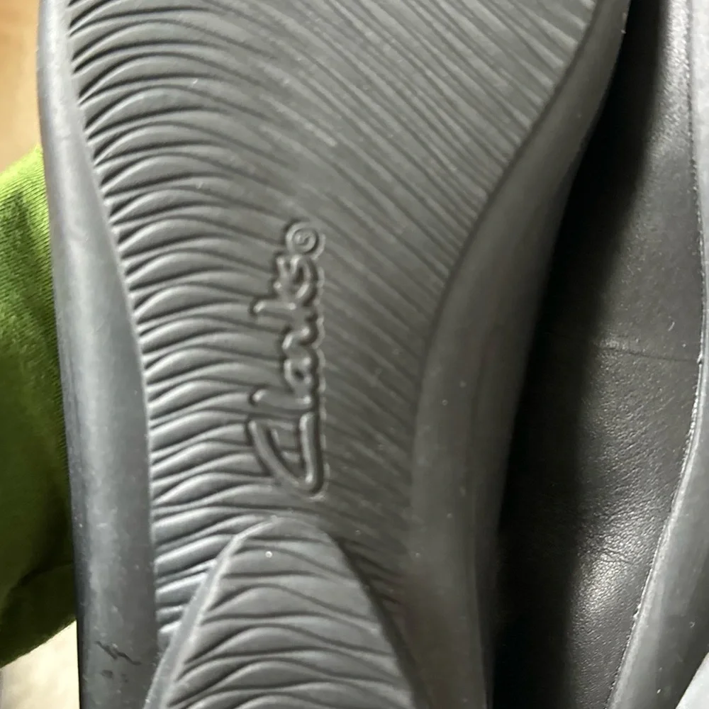 Clarks Women's Black Ballet Flats - Picture 11 of 11